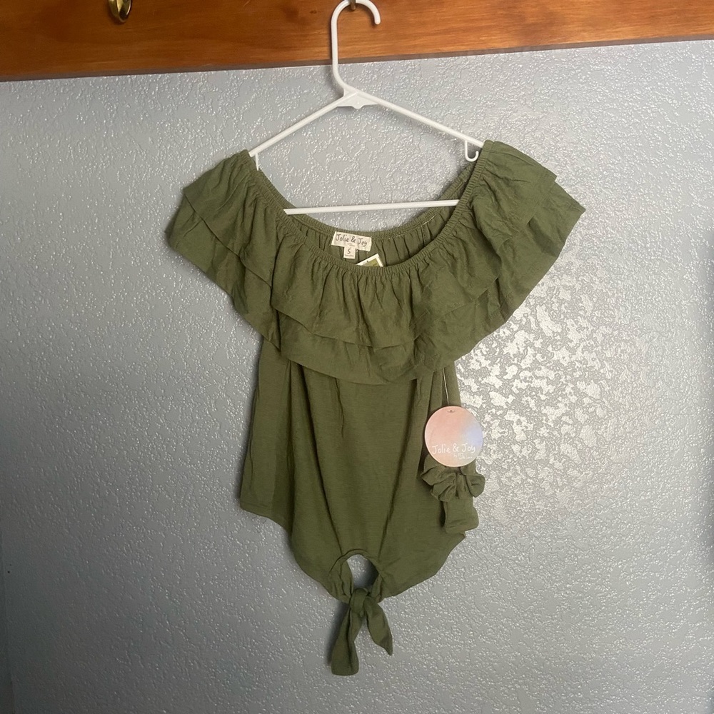 Dressy shirt with scrunchie